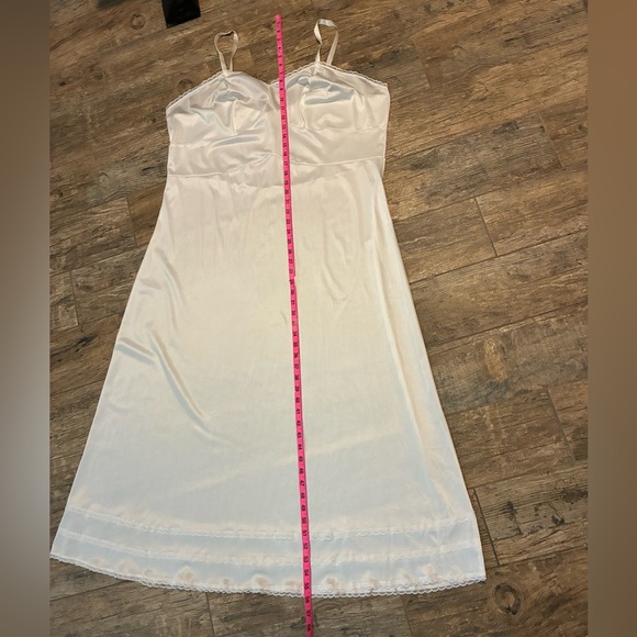 Women’s elegant white vintage maxi slip dress - Picture 6 of 6
